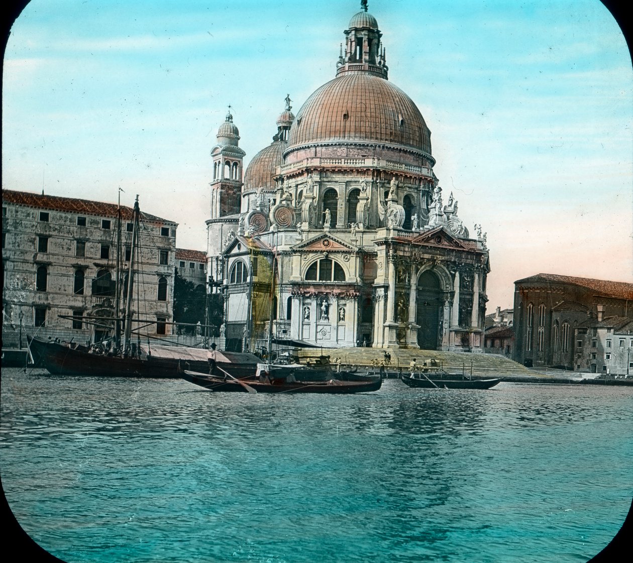 Włochy, Wenecja, widok na bazylikę Santa Maria della Salute, czyli bazylikę Najświętszej Marii Panny od Zdrowia, obszar Dorsoduro, data zdjęcia: około 1910 r. Archiwum Carla Simona autorstwa Carl Simon