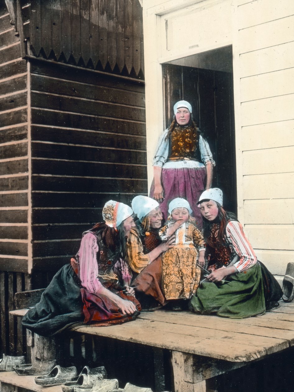 Holandia, portret holenderskiej rodziny. Dumna matka z czterema córkami. Data wykonania: około 1920 roku. Archiwum Carla Simona autorstwa Carl Simon