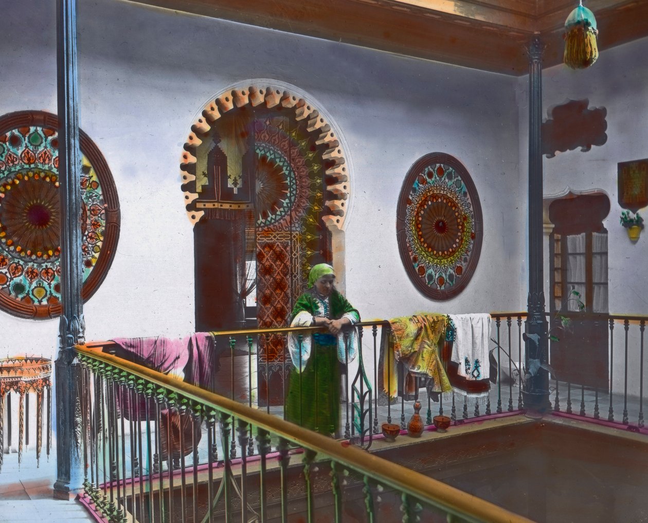 Północne Maroko, marokańska kobieta w galerii, data zdjęcia: około 1910 r., archiwum Carla Simona autorstwa Carl Simon