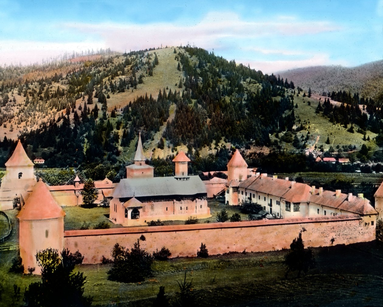 Rumunia, Bukowina, klasztor Sucevita położony w dolinie rzeki Sucevita, data zdjęcia: około 1920 r. Archiwum Carla Simona autorstwa Carl Simon