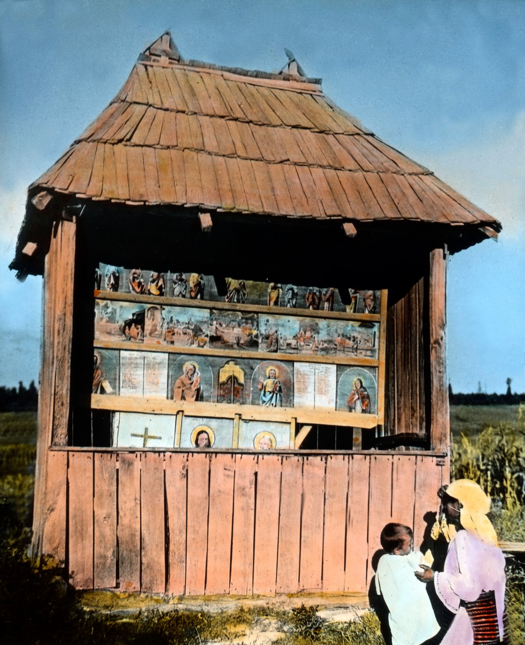 Rumunia, Bukowina, matka z dzieckiem przed małą kapliczką z obrazami świętych, data zdjęcia: około 1920 r. Archiwum Carla Simona autorstwa Carl Simon