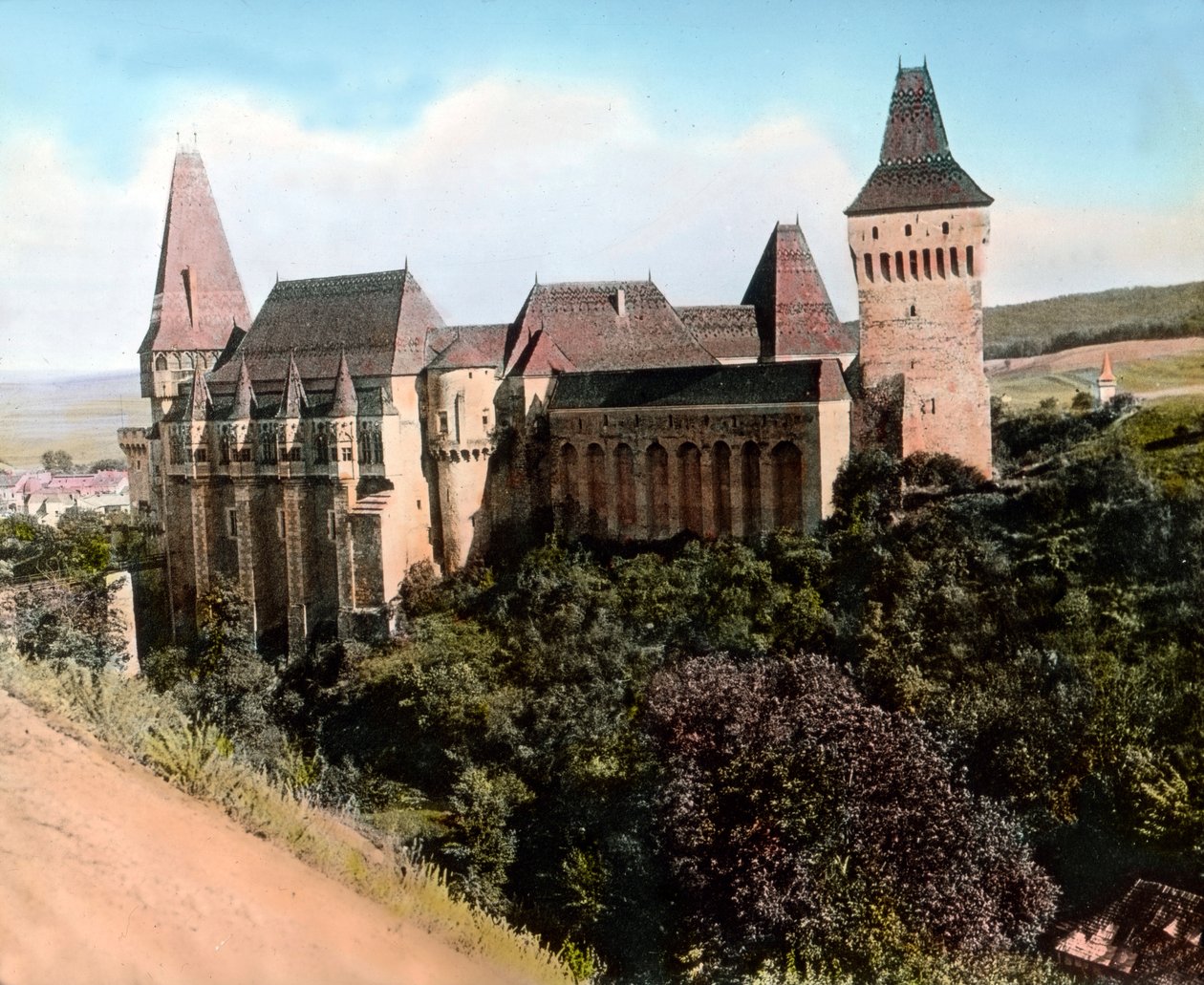 Rumunia, Transylwania, zamek Hunyad (znany również jako zamek Hunyadi, zamek Corvin lub zamek Hunedoara), data zdjęcia: około 1920 r. Archiwum Carla Simona autorstwa Carl Simon