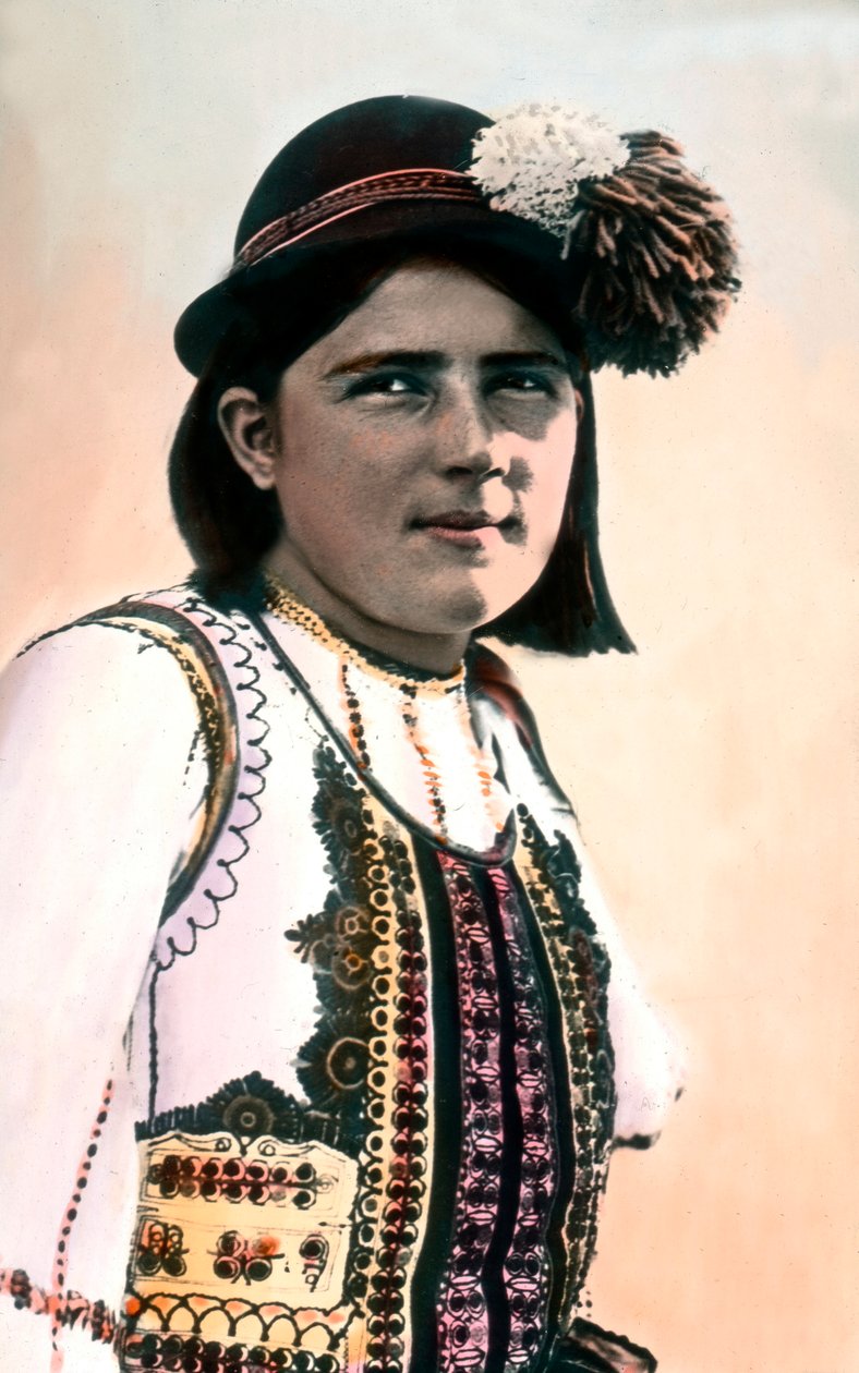 Rumunia, portret dziewczynki w tradycyjnym stroju, data zdjęcia: około 1920 r. Archiwum Carla Simona autorstwa Carl Simon