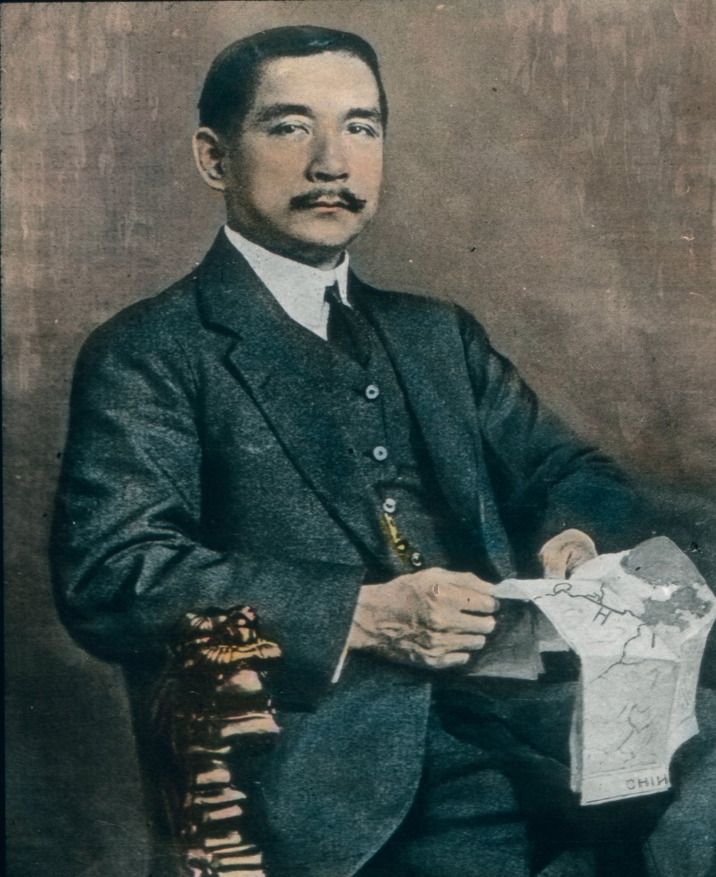 portret Sun Yat-sena (1906-1967), pierwszego prezydenta Republiki Chińskiej, ok. 1912 r. (zdjęcie) autorstwa Carl Simon