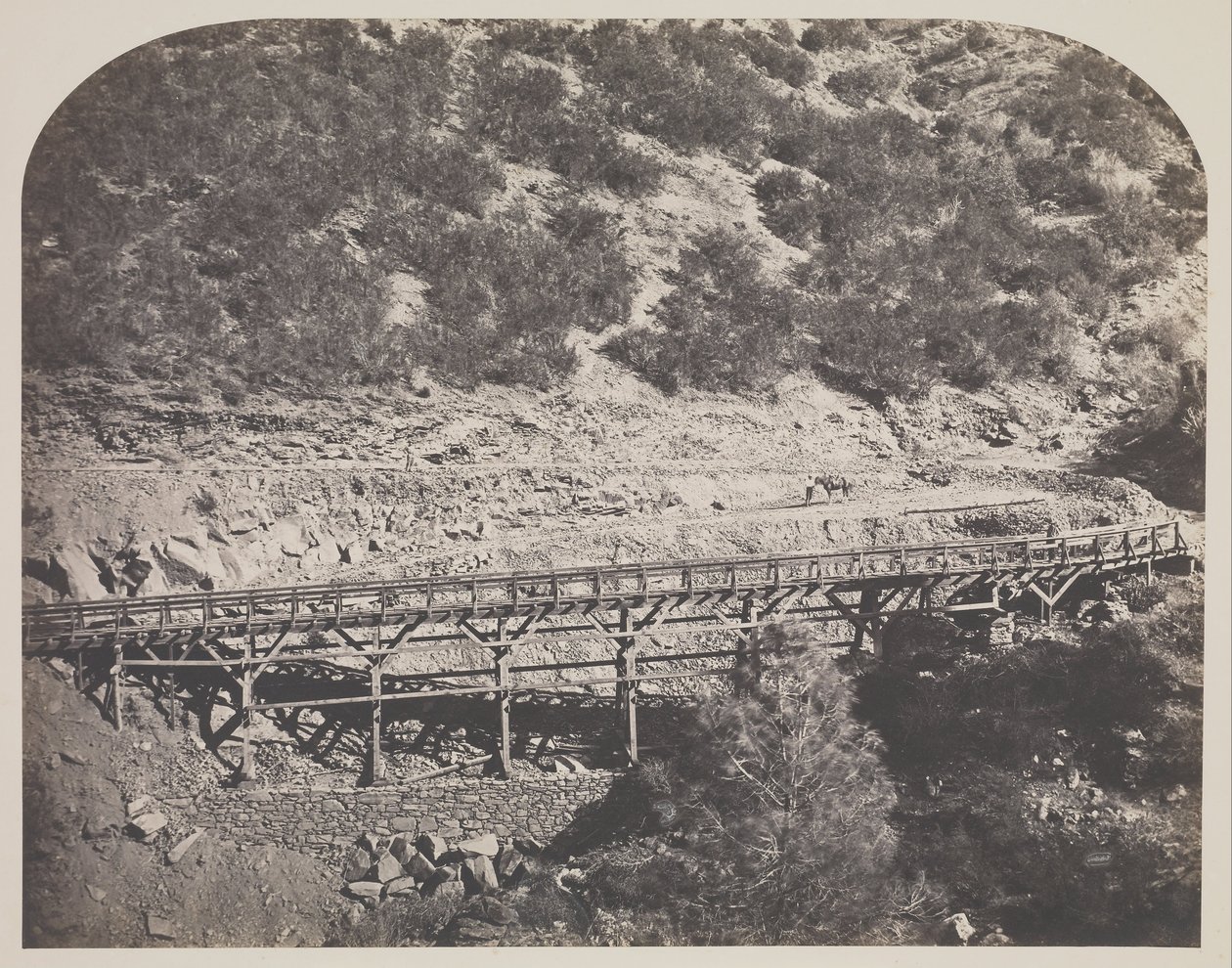 Most kolejowy, Cape Horn, hrabstwo Mariposa autorstwa Carleton E. Watkins