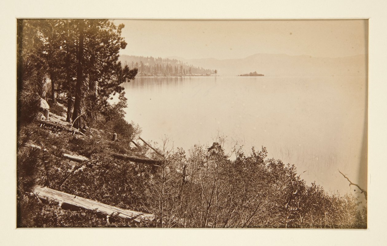 Cztery sceny kolejowe i cztery widoki na jezioro Tahoe: Jezioro Tahoe z Artist Rocks autorstwa Carleton E. Watkins