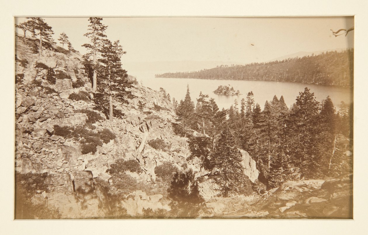 Cztery sceny kolejowe i cztery widoki jeziora Tahoe: Emerald Bay, Lake Tahoe autorstwa Carleton E. Watkins