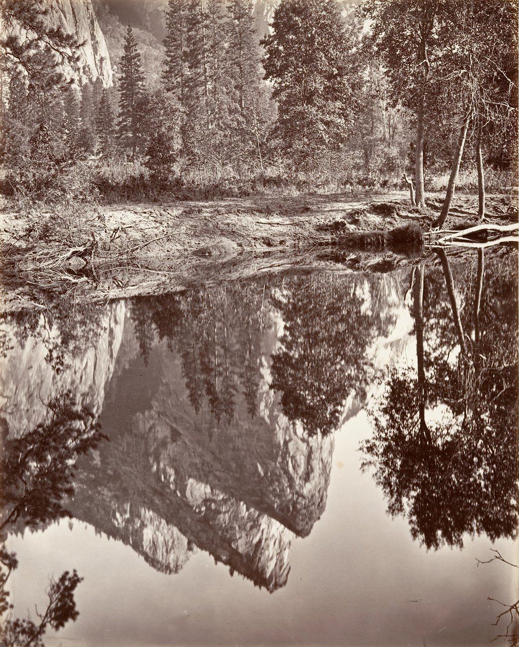 Lustrzany widok Trzech Braci, Yosemite, ca. 1872, wydrukowany ca. 1876. autorstwa Carleton E. Watkins.
