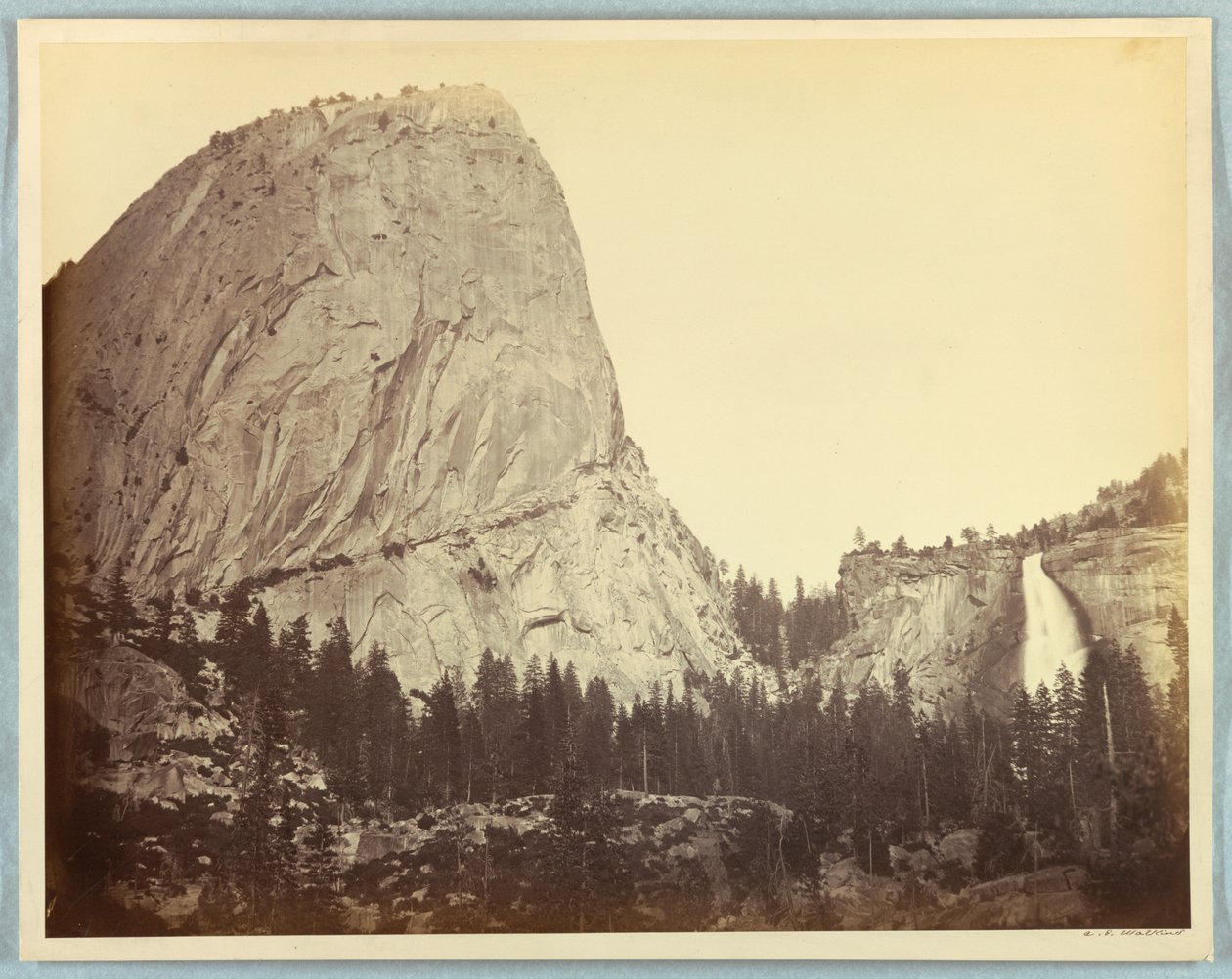 Mount Broderick, Nevada Falls, 700 stóp, Yosemite autorstwa Carleton E. Watkins