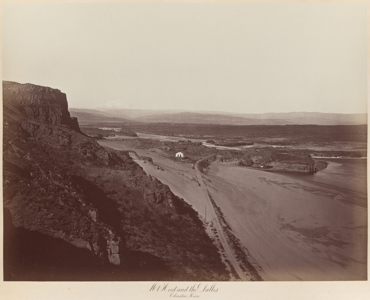 Góra Hood i Dalles, Columbia River autorstwa Carleton E. Watkins
