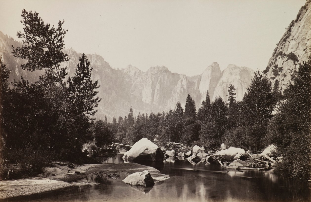 Na Merced, odległy widok na katedralne skały autorstwa Carleton E. Watkins