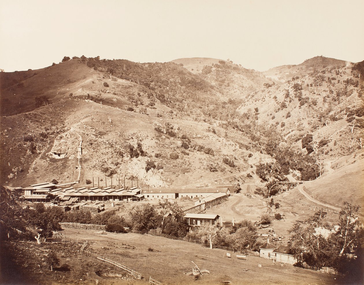 The Works and the Mine, New Almaden, Santa Clara, Kalifornia autorstwa Carleton E. Watkins