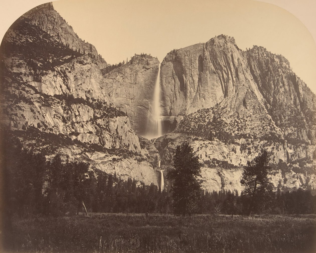 2637 stóp Yosemite Fall, widok z przodu, 1861. autorstwa Carleton Emmons Watkins