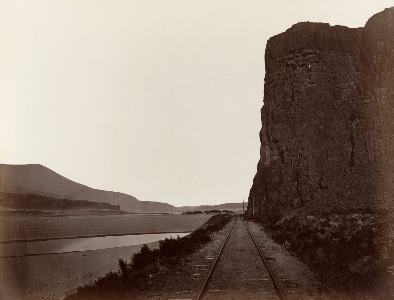 Przylądek Horn w pobliżu Celilo, 1867. autorstwa Carleton Emmons Watkins