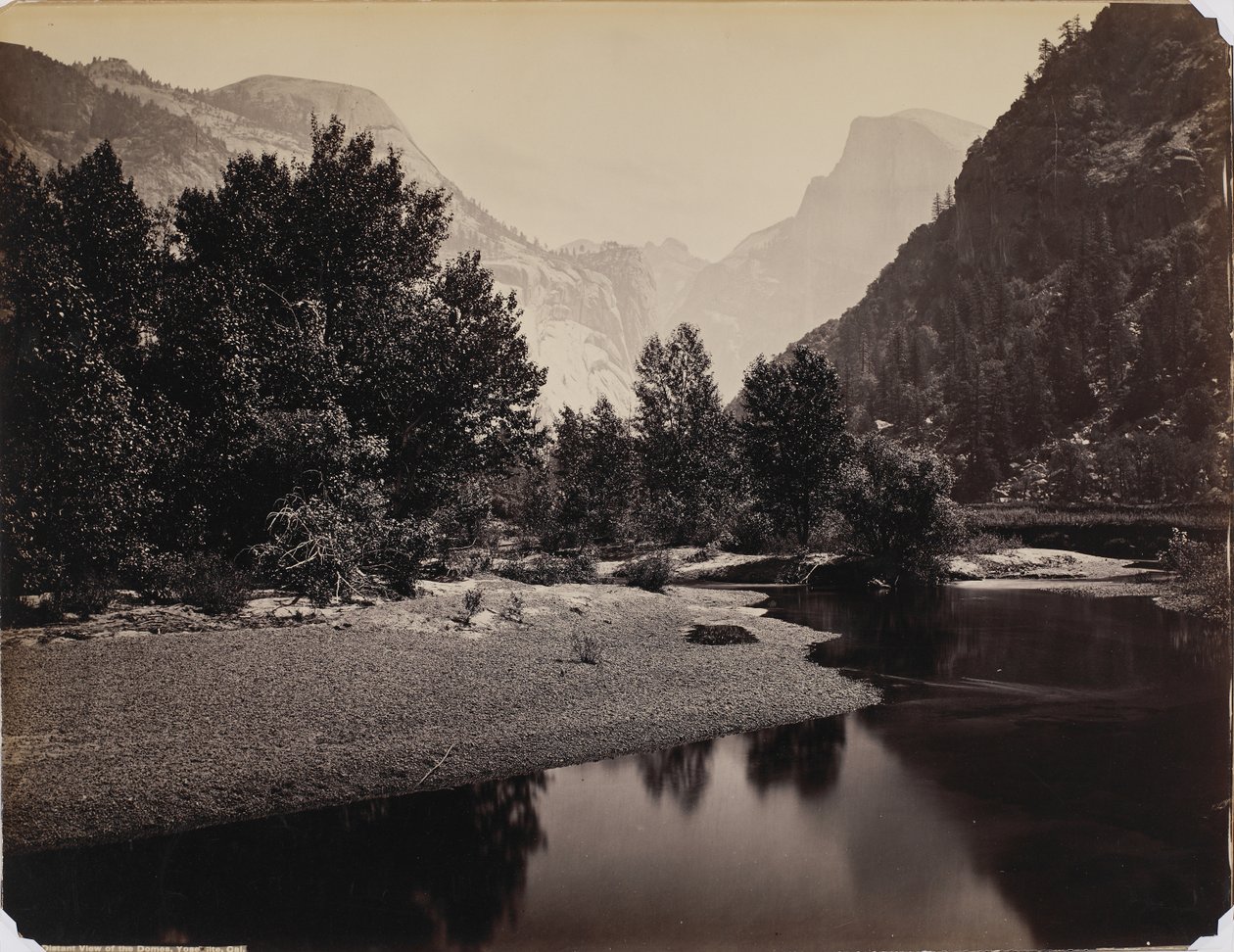 Odległy widok kopuł, Yosemite Valley, Kalifornia, c.1866 (druk albumowy) autorstwa Carleton E. Watkins