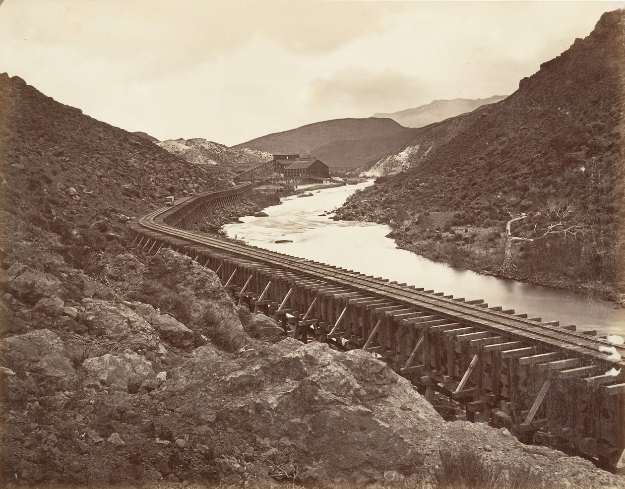 Eureka Quartz Mill and Flume, Nevada, 1875, wydrukowany ca. 1876. autorstwa Carleton Emmons Watkins