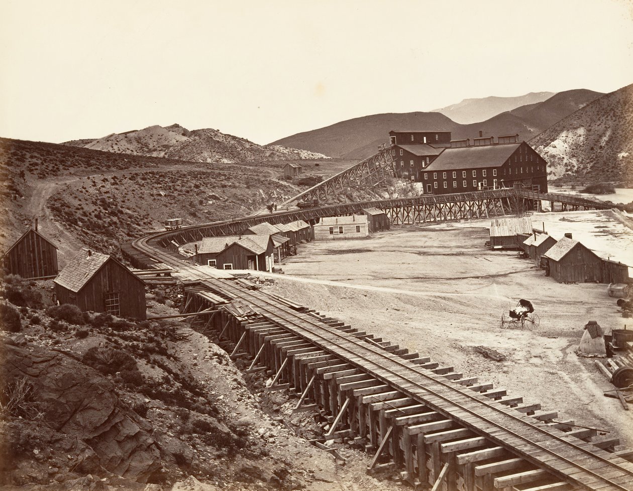 Eureka Quartz Mill and Flume, Nevada, 1875, wydrukowany ca. 1876. autorstwa Carleton Emmons Watkins