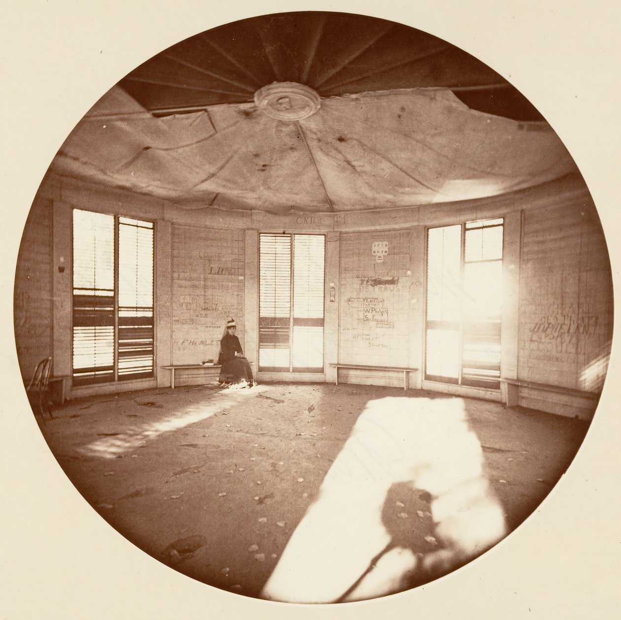 Wnętrze pawilonu zbudowanego na pniu drzewa, C. Grove , ok. godz. 1878. autorstwa Carleton Emmons Watkins