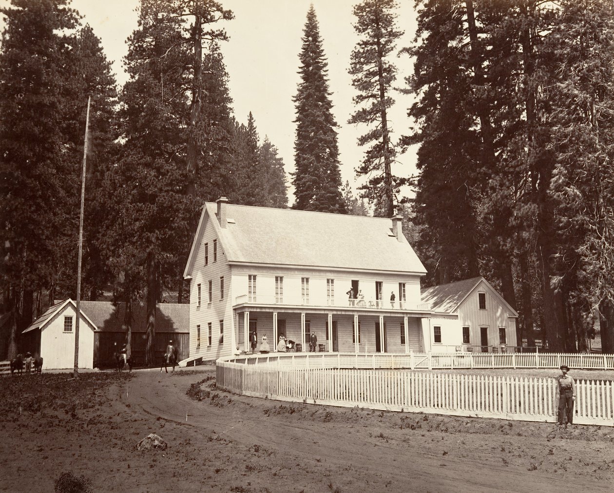 Hotel Mammoth Grove, ca. 1872, wydrukowany ca. 1876. autorstwa Carleton Emmons Watkins