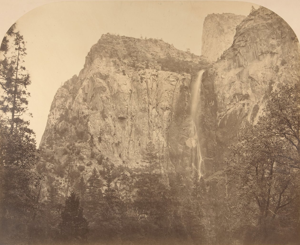 Napęd, welon ślubny, 900 stóp, Yosemite, 1861. autorstwa Carleton Emmons Watkins
