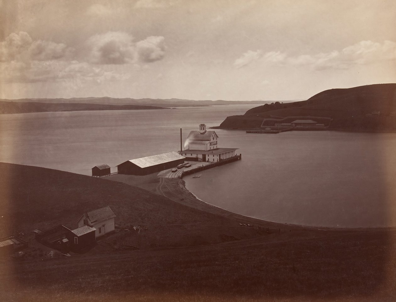 Cieśnina Carquennes, z południowego Vallejo, 1868-69. autorstwa Carleton Emmons Watkins