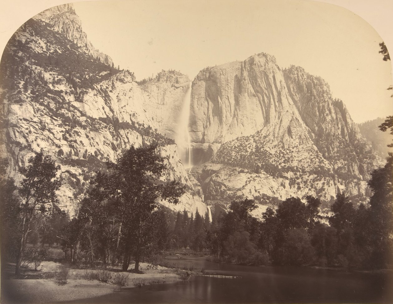 Wodospady Yosemite, widok na rzekę, 2637 stóp, 1861. autorstwa Carleton Emmons Watkins