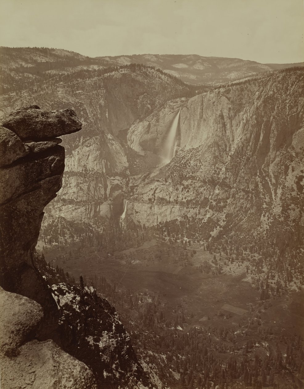 Wodospady Yosemite z Glacier Point, 1865-66, wydrukowane ca. 1875. autorstwa Carleton Emmons Watkins