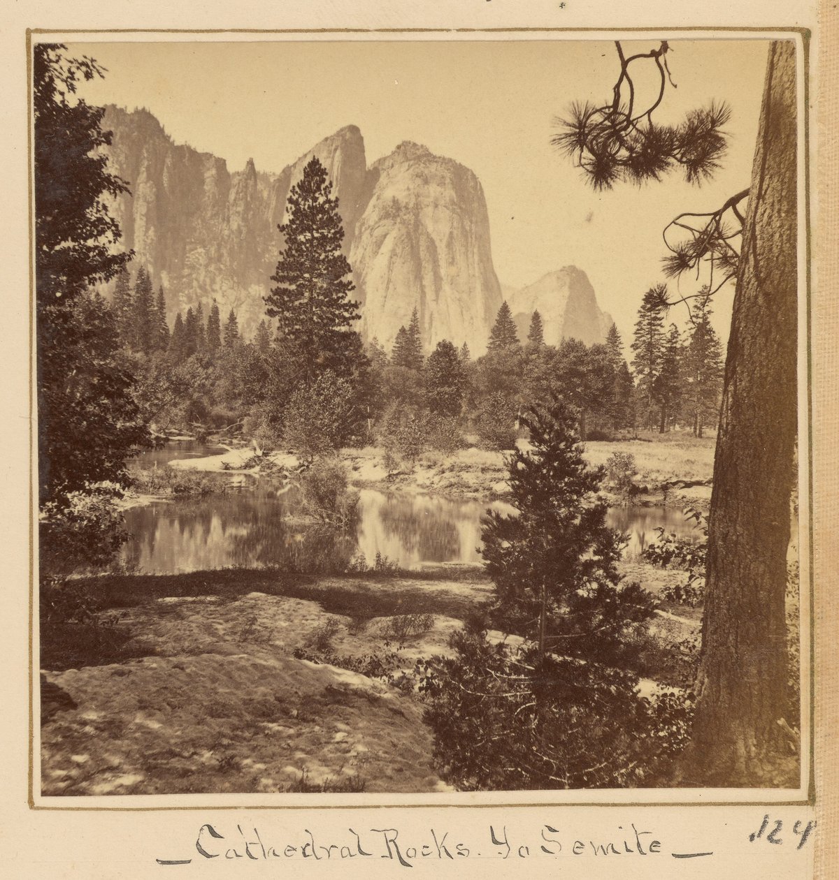 Skały Katedralne, 2600 stóp autorstwa Carleton Watkins