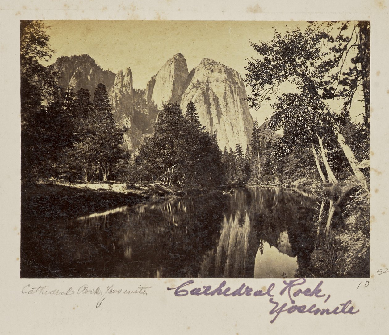 Cathedral Rocks, 2600 stóp, Dolina Yosemite, hrabstwo Mariposa, Kalifornia (nr 1008) autorstwa Carleton Watkins