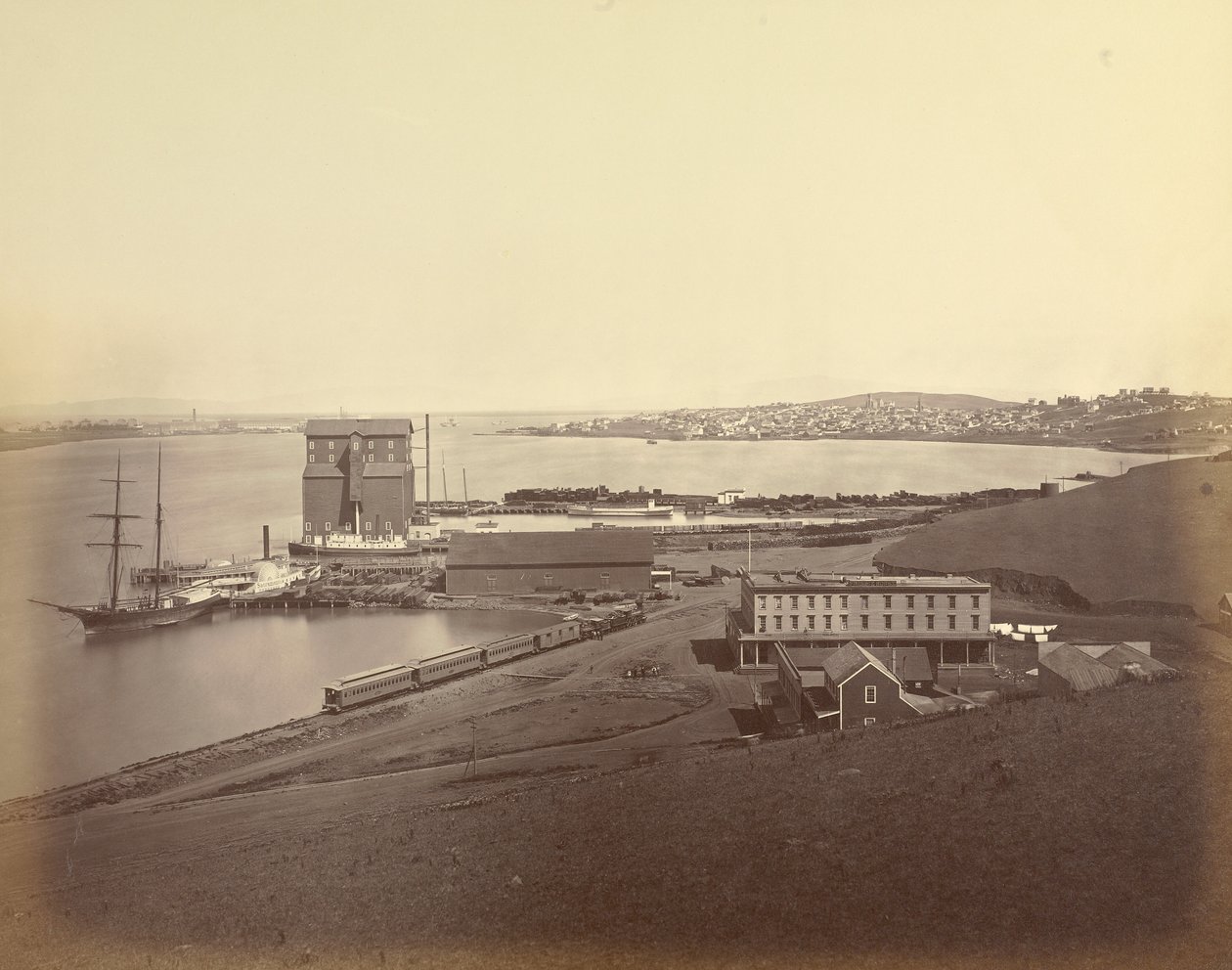 [Miasto Vallejo widziane z południowej części Vallejo] autorstwa Carleton Watkins