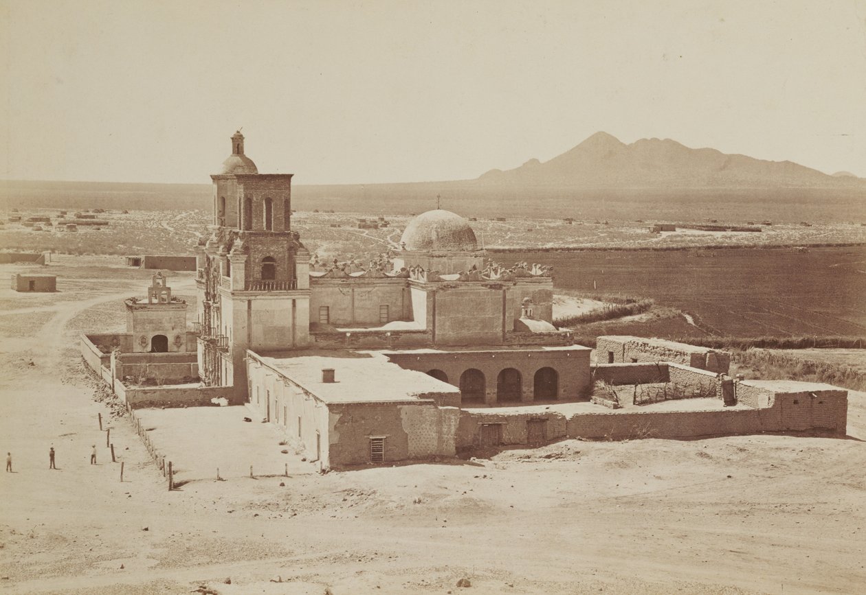 Widok ogólny misji San Xavier w Arizonie autorstwa Carleton Watkins