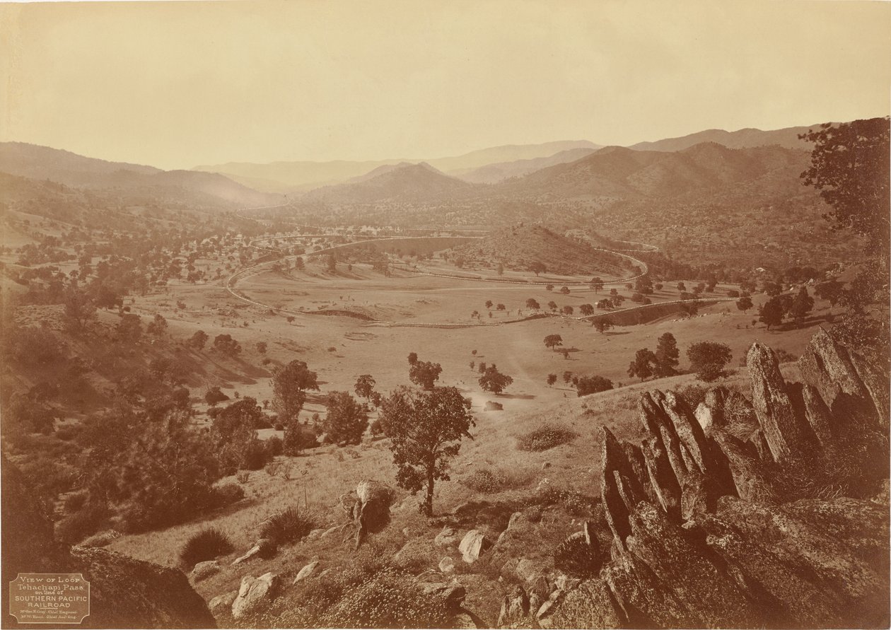 Widok ogólny pętli Tehachapi, S.P.R.R. autorstwa Carleton Watkins