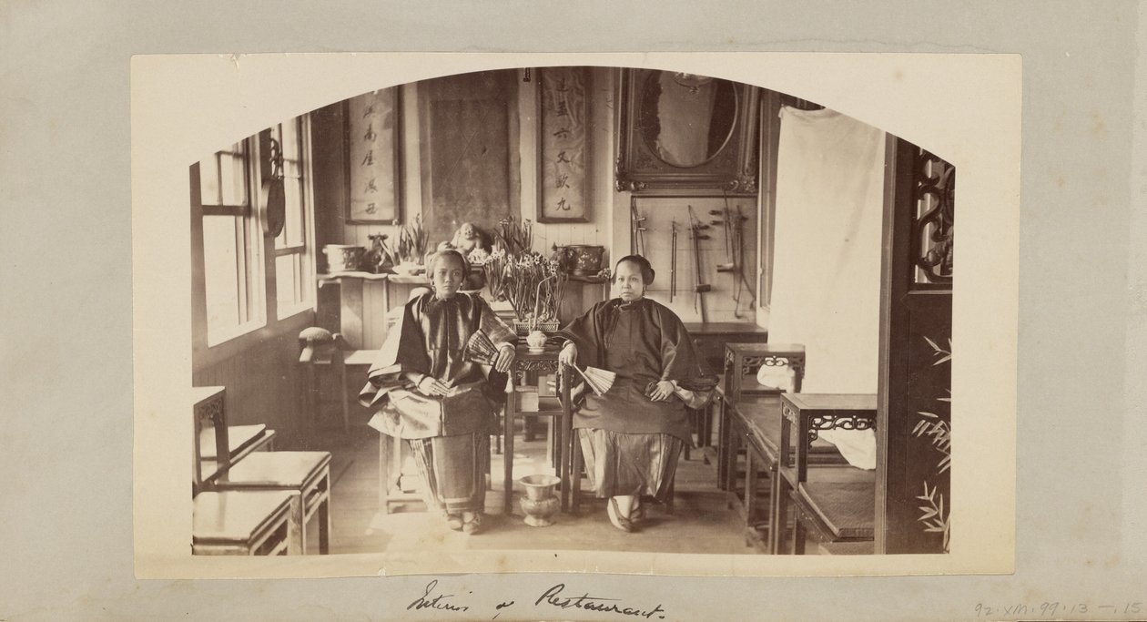 Wnętrze restauracji [Chinatown, San Francisco] autorstwa Carleton Watkins