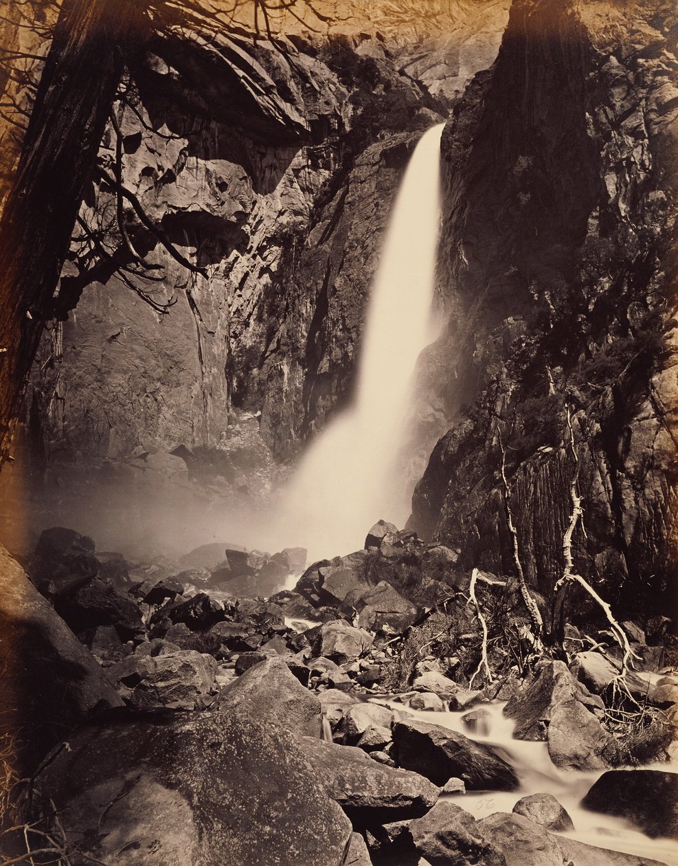[Dolny Wodospad Yosemite, 418 stóp] autorstwa Carleton Watkins