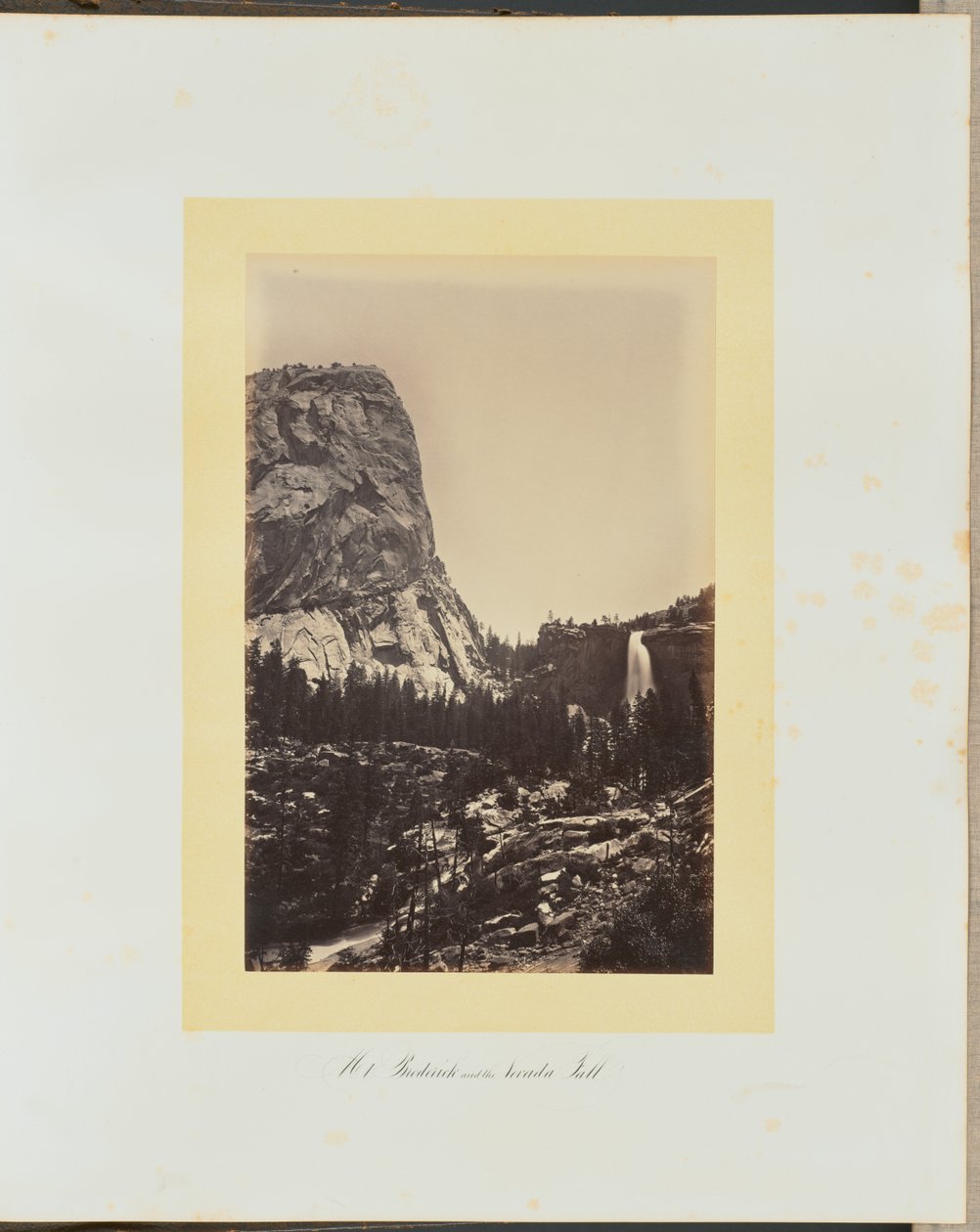 Góra Broderick i wodospad Nevada autorstwa Carleton Watkins