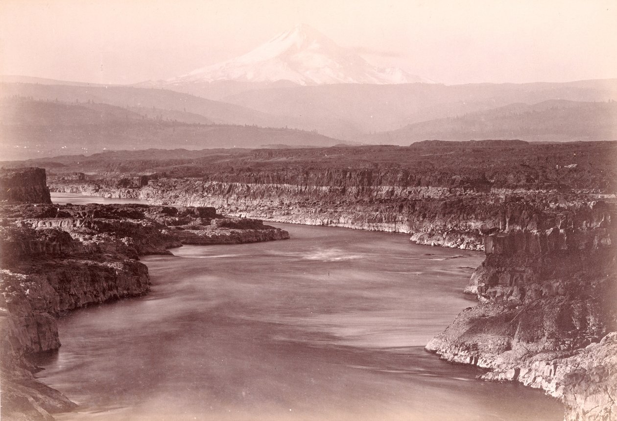 [Mount Hood widziany z The Dalles w Oregonie] autorstwa Carleton Watkins
