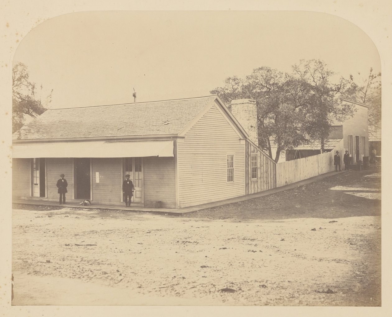 Biuro, Dolina Niedźwiedzi autorstwa Carleton Watkins