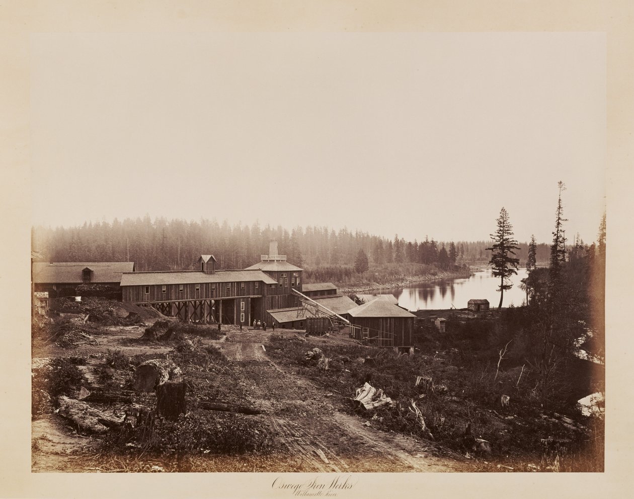 Huta żelaza w Oswego, rzeka Willamette autorstwa Carleton Watkins