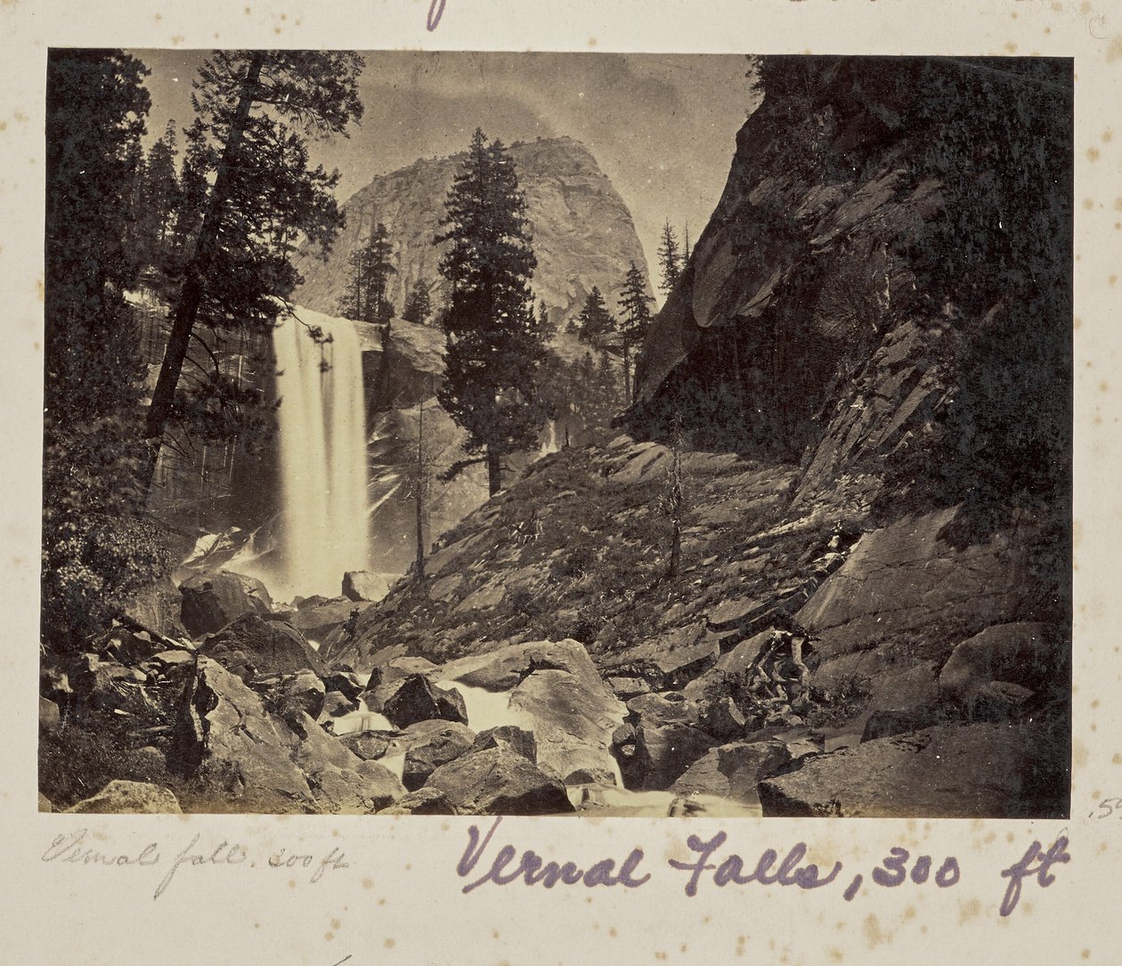 Piwyac - Wodospad Vernal - 300 stóp, dolina Yosemite, hrabstwo Mariposa, Kalifornia (nr 21) autorstwa Carleton Watkins