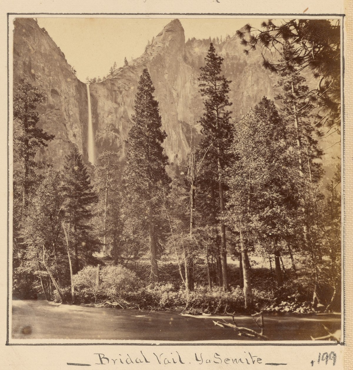 Pohono, czyli Welon panny młodej, 900 stóp autorstwa Carleton Watkins