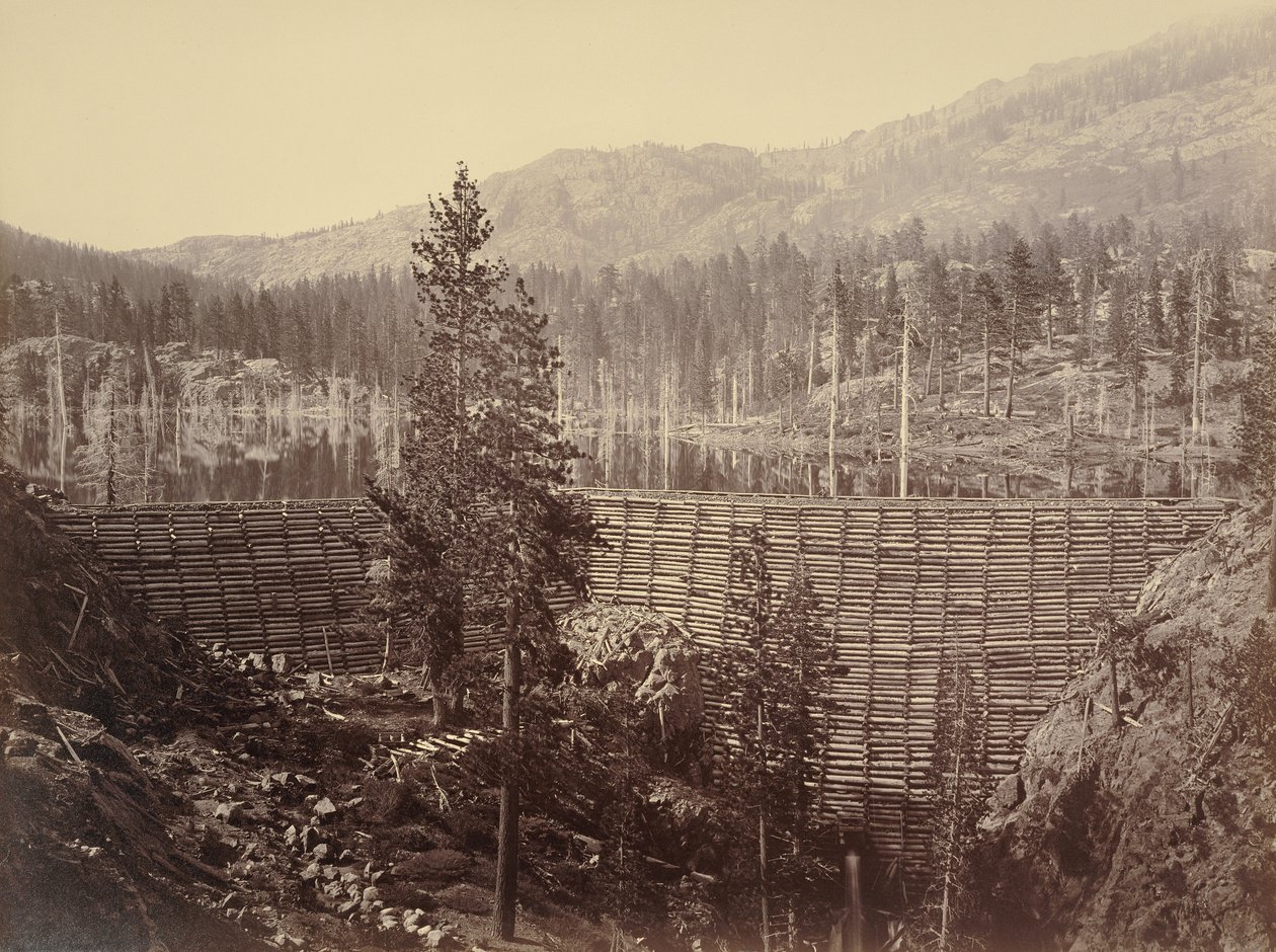 Zbiornik Rudyard. Zapora centralna o wysokości 114 stóp; drewniana skrzynia i wypełnienie kamienne autorstwa Carleton Watkins