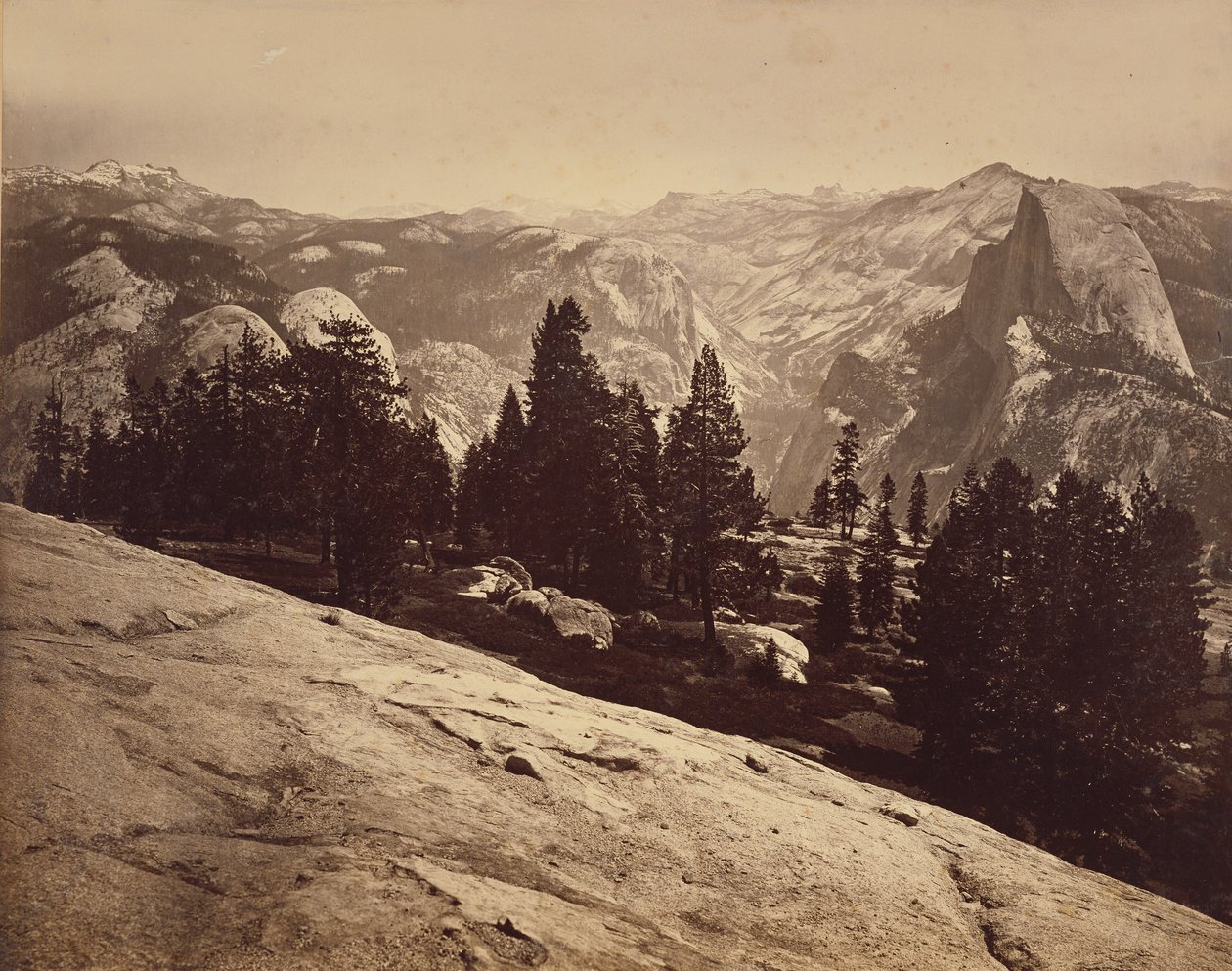 Kopuły widziane z Sentinel Dome autorstwa Carleton Watkins
