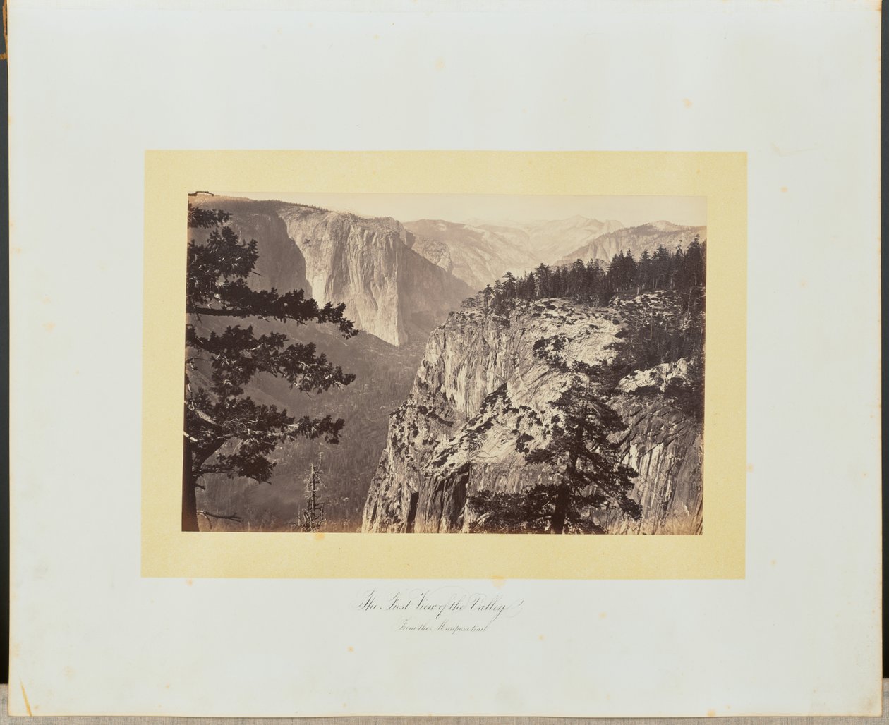 Pierwszy widok na dolinę ze szlaku Mariposa autorstwa Carleton Watkins
