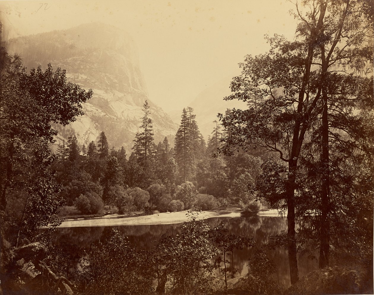 [„Jezioro” - Dolina Yosemite] / [Brzeg jeziora] / [Jezioro Ah-Wi-Yah, Yosemite] / [Mirror Lake i góra Watkins, Yosemite] autorstwa Carleton Watkins
