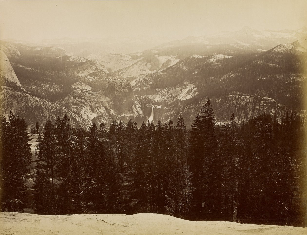 Grupa Lyella i wodospad Nevada widziane z Sentinel Dome autorstwa Carleton Watkins