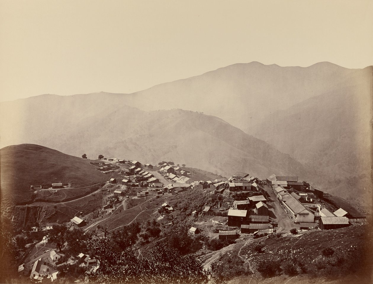 Miasto na wzgórzu, New Almaden autorstwa Carleton Watkins