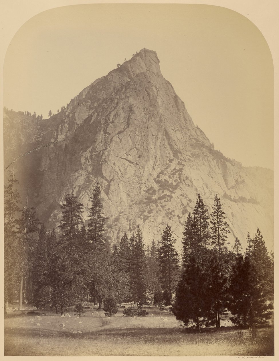 Trzej Bracia, widok z przodu, 4480 stóp, Yosemite autorstwa Carleton Watkins