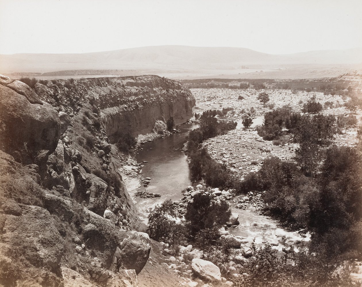 Bez tytułu [krajobraz ze strumieniem] autorstwa Carleton Watkins