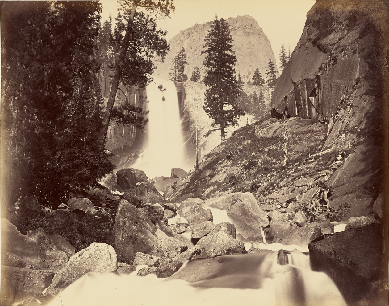 [Wodospad Vernal Fall, 300 stóp] / [Piwyac, wodospad Vernal Fall, 300 stóp, Yosemite] autorstwa Carleton Watkins