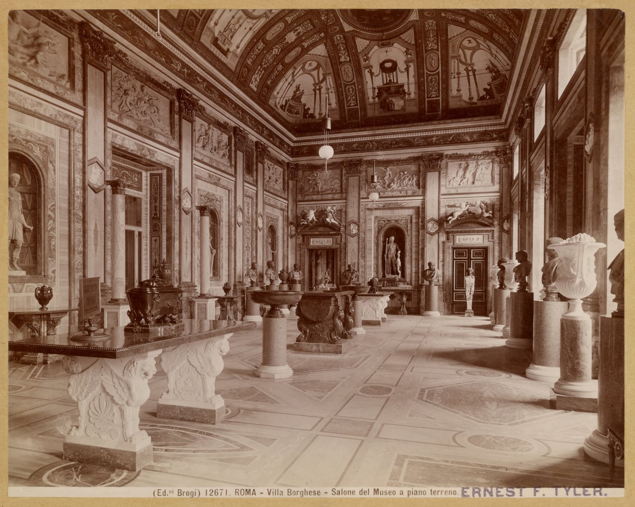 Rzym - Villa Borghese - Sala muzealna na parterze autorstwa Carlo Brogi